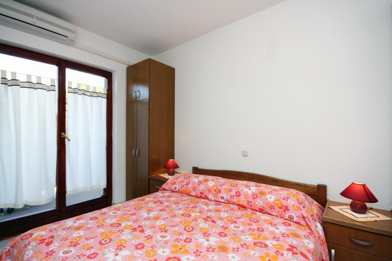 Apartments And Rooms By The Sea Palit, Rab - 5044 Ngoại thất bức ảnh